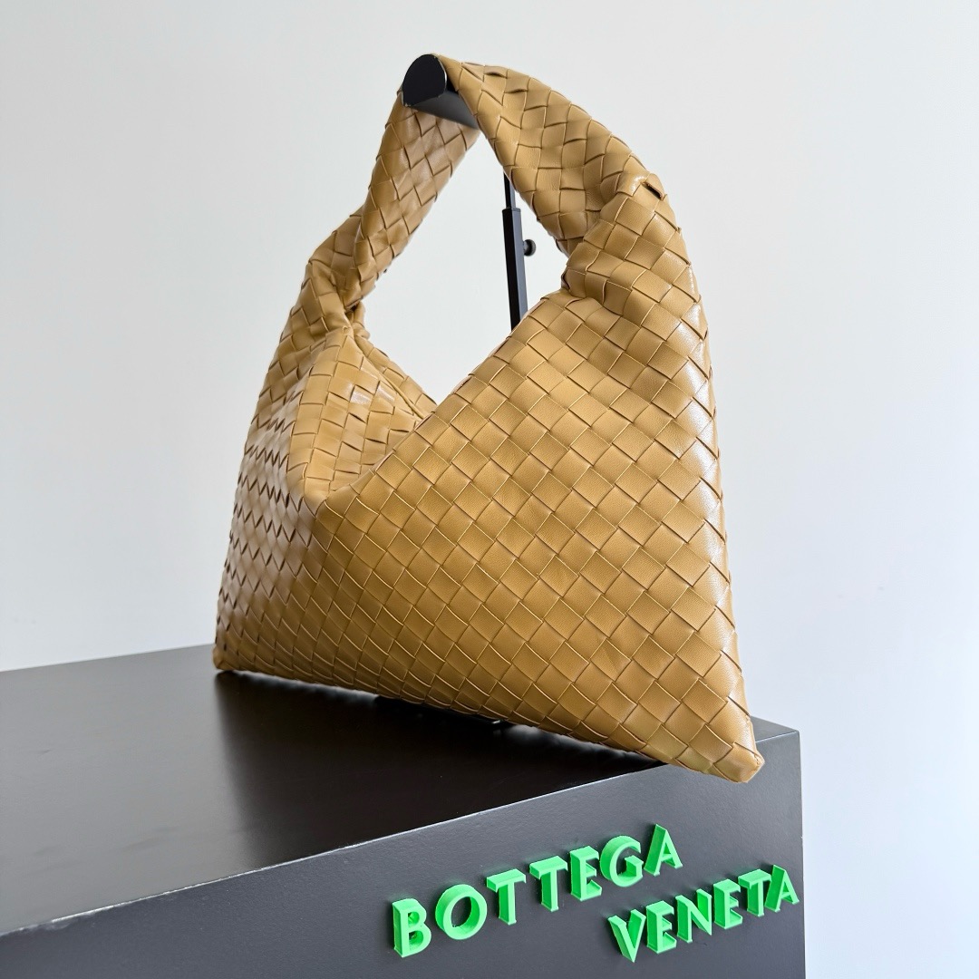 Bottega Veneta Hop Shoulder bag with Intrecciato craftsmanship in calf leather 796262 Dark praline