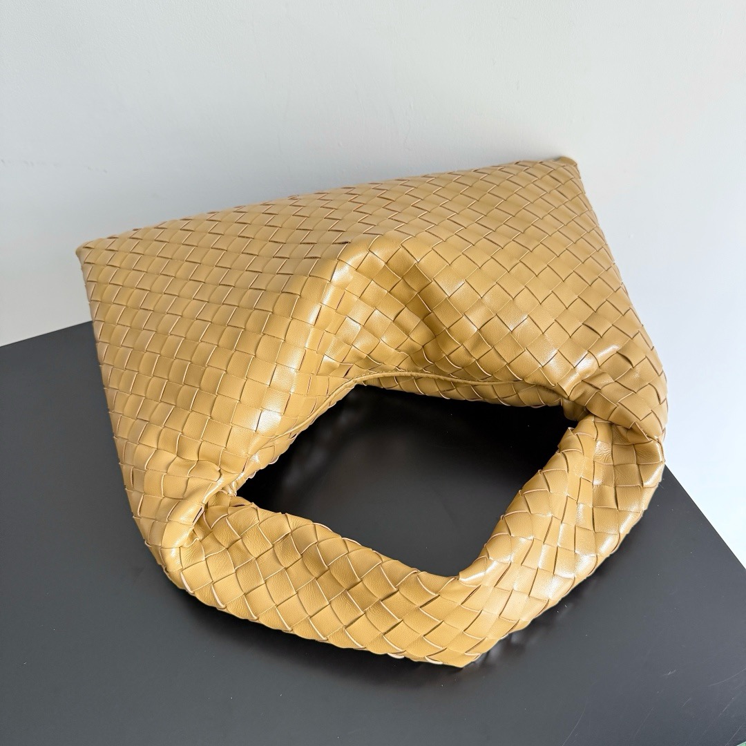 Bottega Veneta Hop Shoulder bag with Intrecciato craftsmanship in calf leather 796262 Dark praline