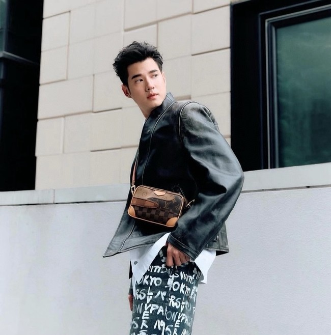 Louis Vuitton Trocadero Wearable Wallet M26020