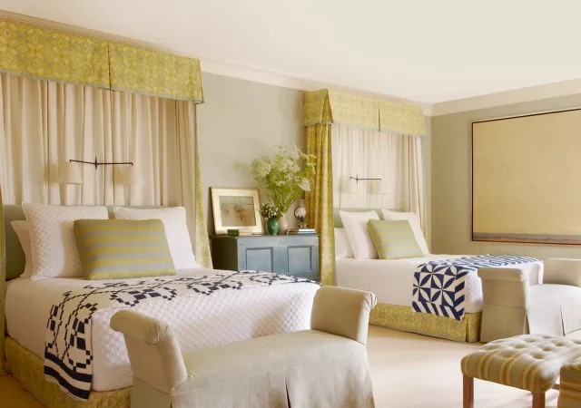 featured image for post: Designers Are Enamored with This Antique Bed Style