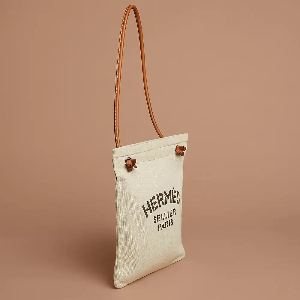 Hermes Aline grooming Bag in Swift calfskin craie gold Interior pockets 2