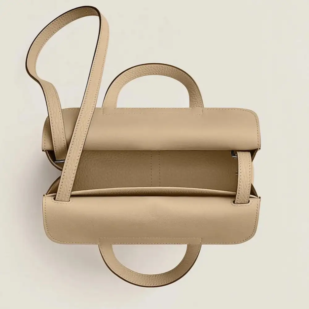 Hermès Halzan 25 bag in Clemence Trench Interior pockets 2