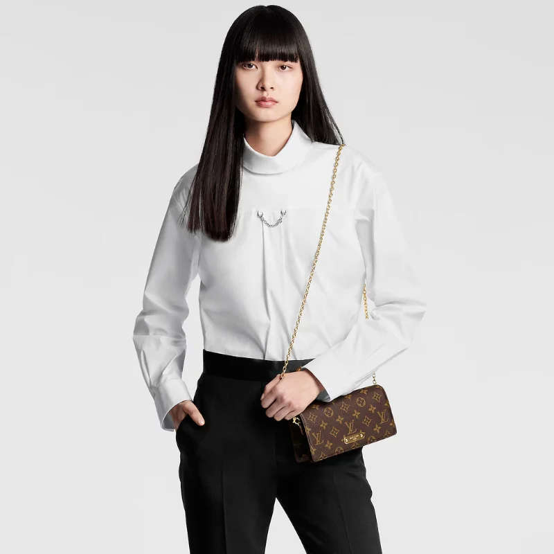 Louis Vuitton Lily Wallet On Chain mod shots
