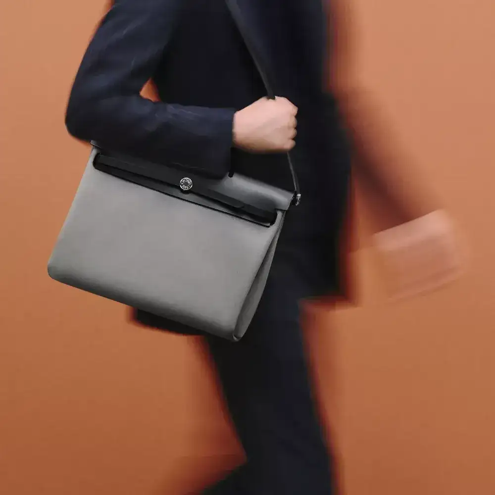 Hermes Herbag Messenger 39 Bag in Militaire canvas and Hunter cowhide Model shots 2