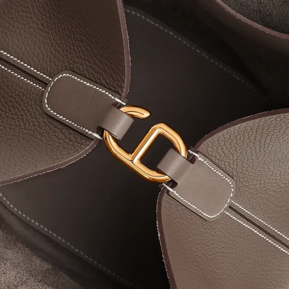 Hermes In The Loop 23 Bag in Clemence Swift Interior pockets 2