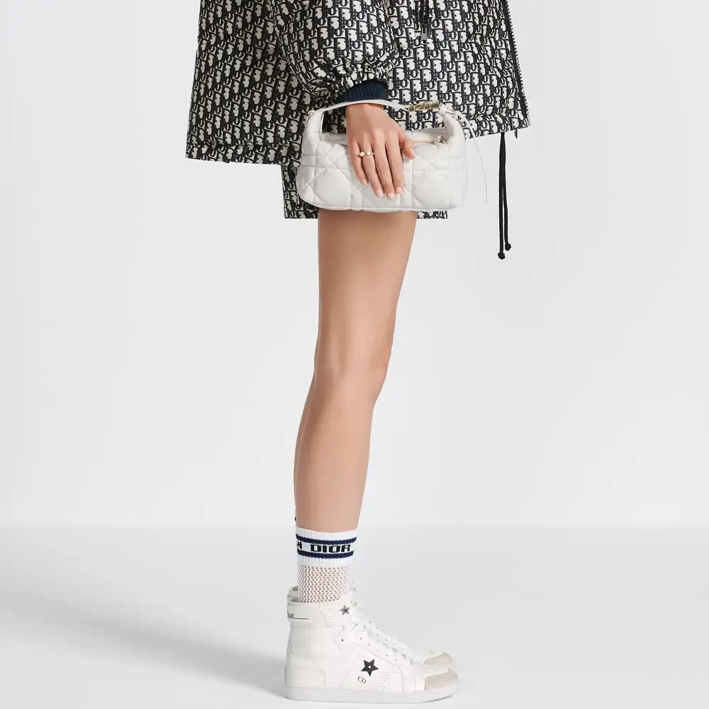 Medium DiorTravel Nomad Pouch Macrocannage Calfskin Latte Model shots 2