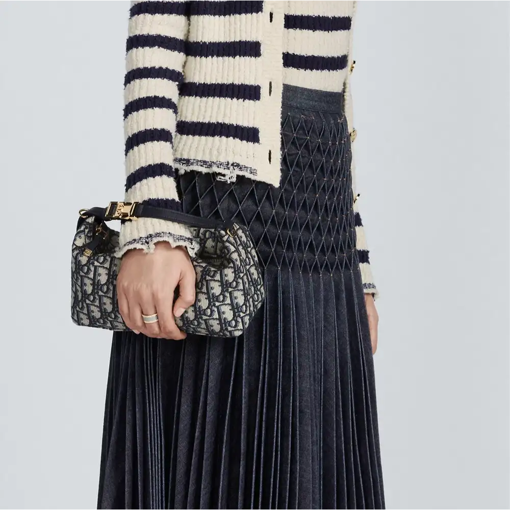 Medium DiorTravel Nomad Pouch x Dior Oblique Jacquard Blue Model shots