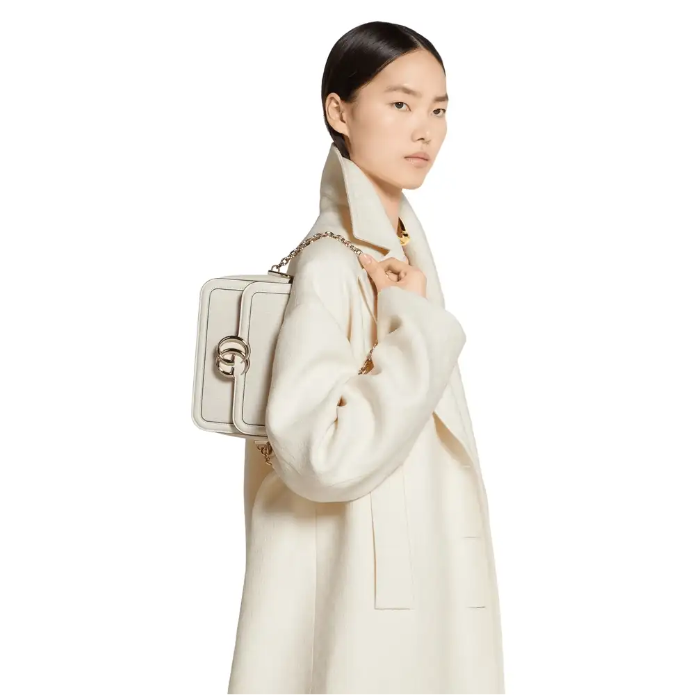 Gucci Go small shoulder bag model on the shoulder carry